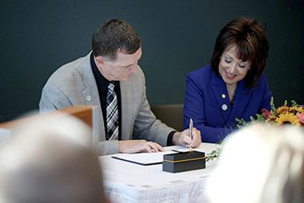 十大彩票网赌平台会长博士. 玫瑰B. Bellanca and 钢铁工人 Executive Director of Apprenticeship and Training Lee Worley sign a ceremonial contract at the college on Friday. The 十大彩票网赌平台-钢铁工人 training partnership was extended by five years.